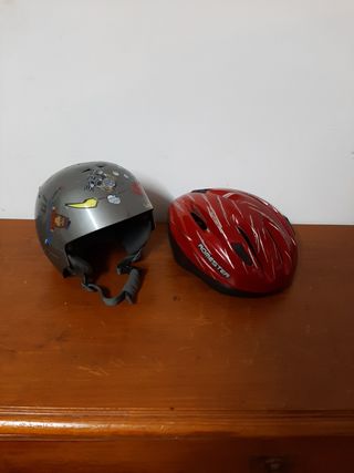 Casco gris con pegatinas y casco rojo