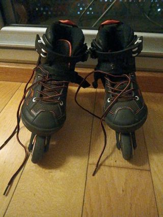 Patines en línea negros con cordones naranjas32_35