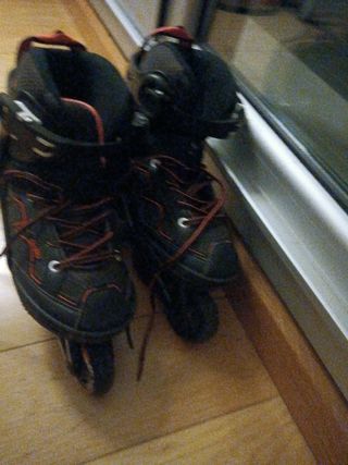 Patines en línea negros con cordones naranjas32_35