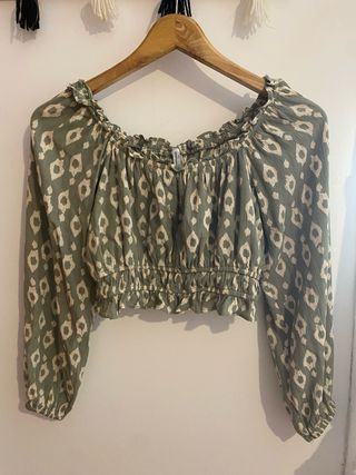 Blusa corta Stradivarius verde estampado