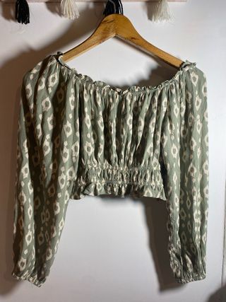 Blusa corta Stradivarius verde estampado