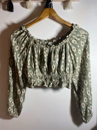 Blusa corta Stradivarius verde estampado