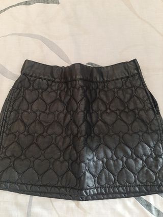 Falda negra con corazones acolchados