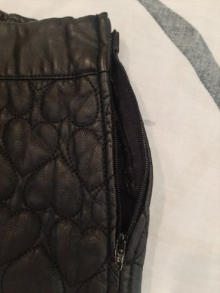 Falda negra con corazones acolchados