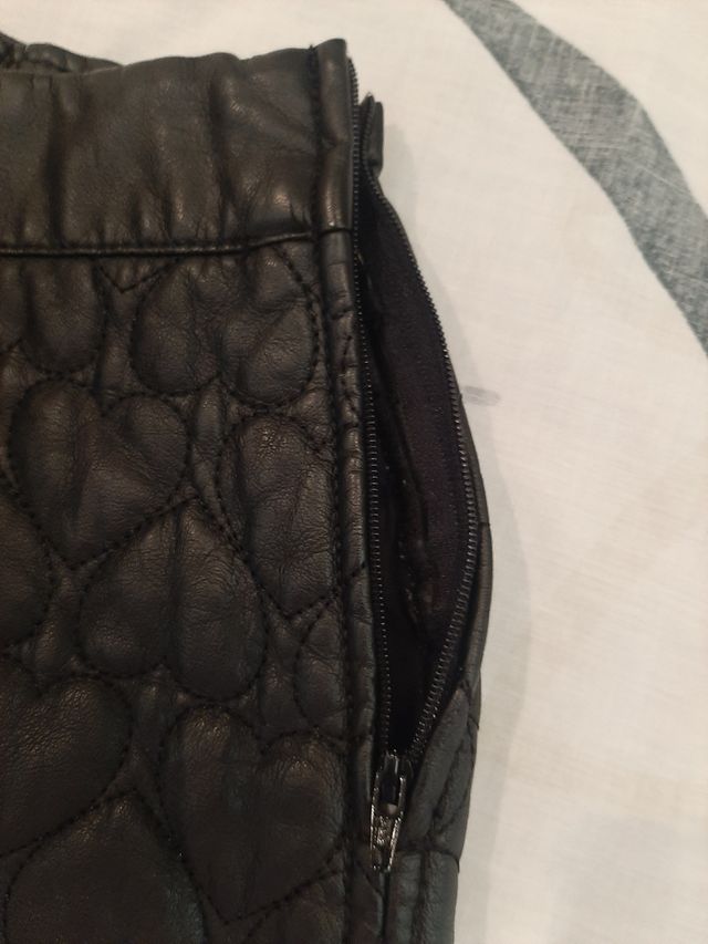 Falda negra con corazones acolchados