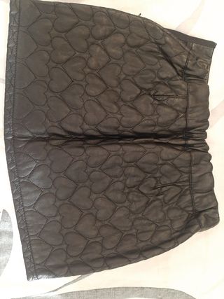 Falda negra con corazones acolchados