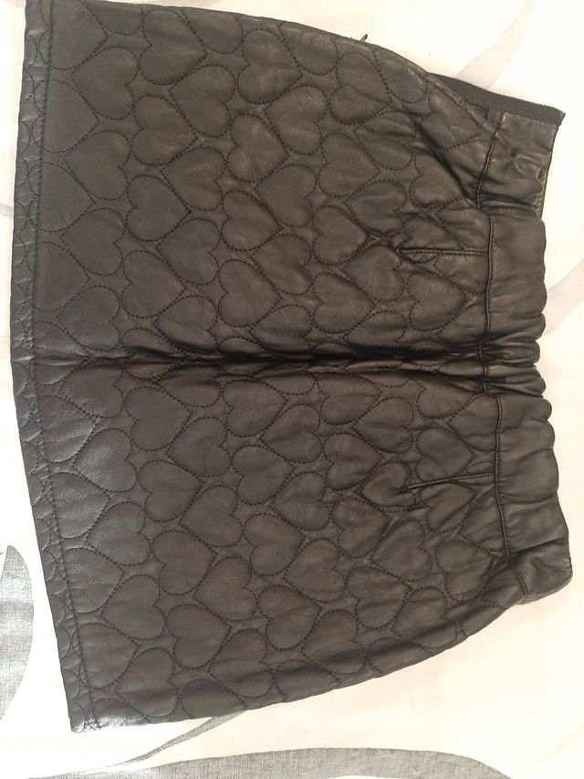 Falda negra con corazones acolchados
