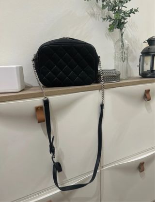 Bolso bandolera acolchado negro con cadena