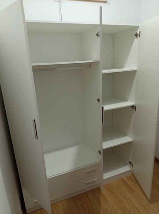 Armario blanco de madera