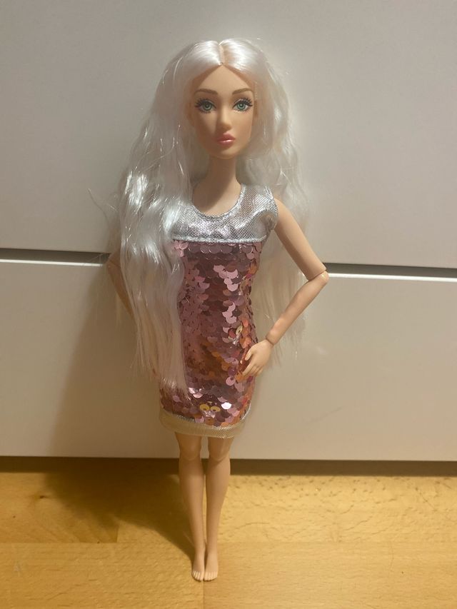 Muñeca estilo Barbie con vestido brillante