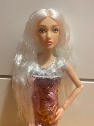 Muñeca estilo Barbie con vestido brillante