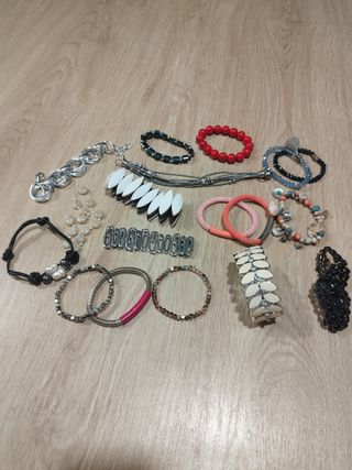 Lote de pulseras variadas