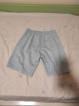 Pantalón corto Adidas gris