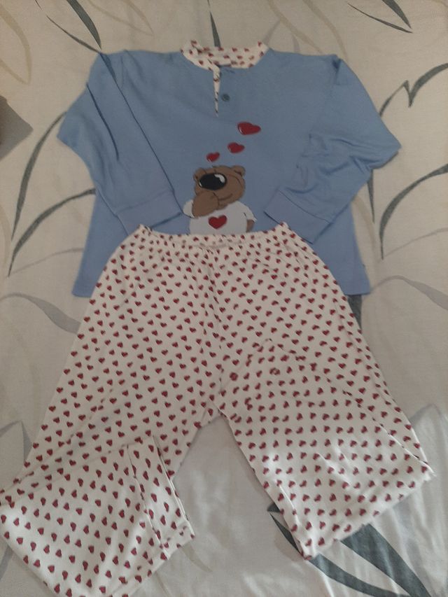 Pijama azul con osito y corazones
