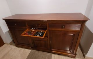 Aparador de comedor de madera de cerezo.