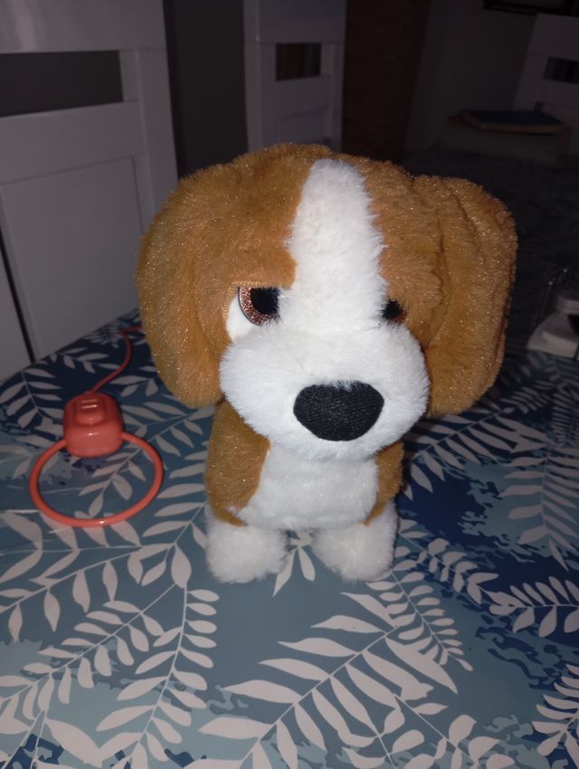 Peluche de perro marrón y blanco de juguetos.