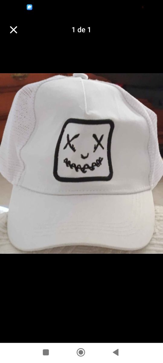 Gorra blanca con diseño de cara