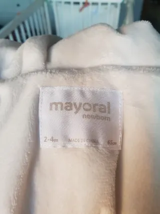 Abrigo buzo bebé, talla 2-4 y 6-9 meses.