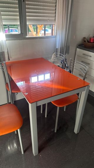 Mesa de cocina naranja con 4 sillas