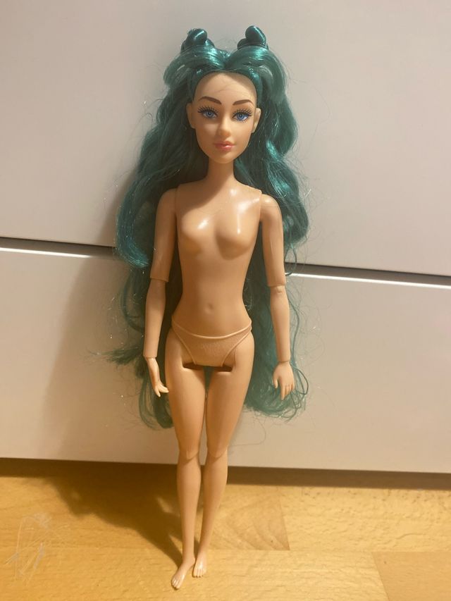 Muñeca tipo Barbie pelo verde