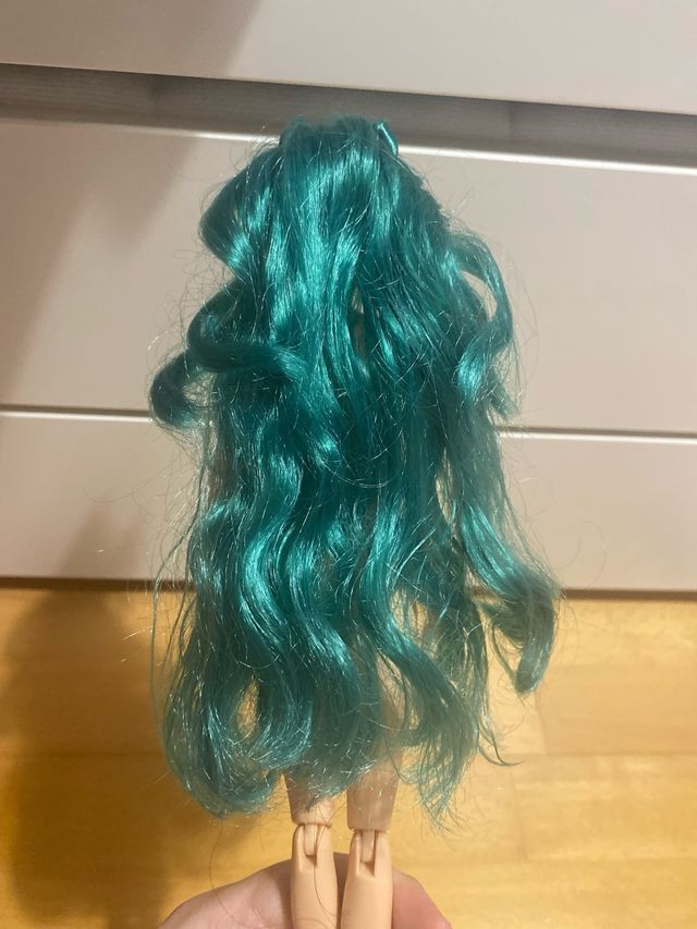 Muñeca tipo Barbie pelo verde