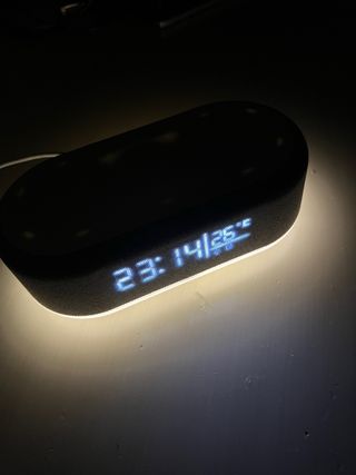 Cargador multifuncional con reloj digital