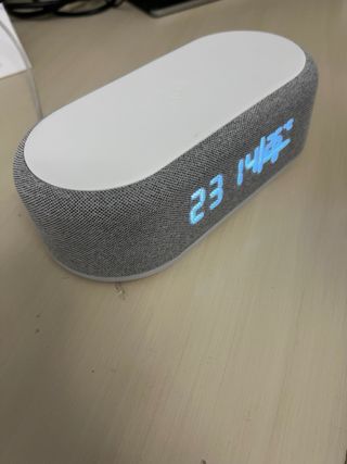 Cargador multifuncional con reloj digital