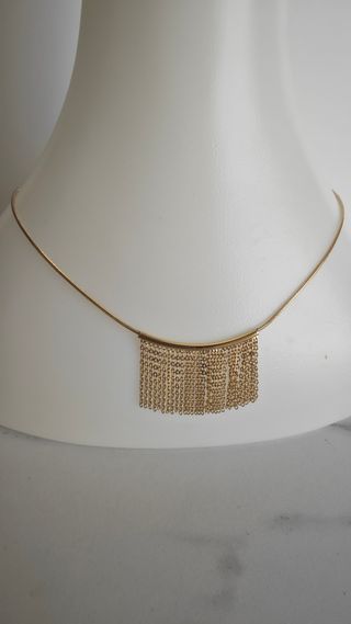 Cadena de acero con cascada dorada