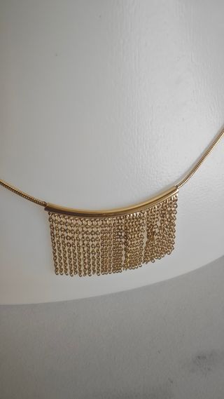 Cadena de acero con cascada dorada