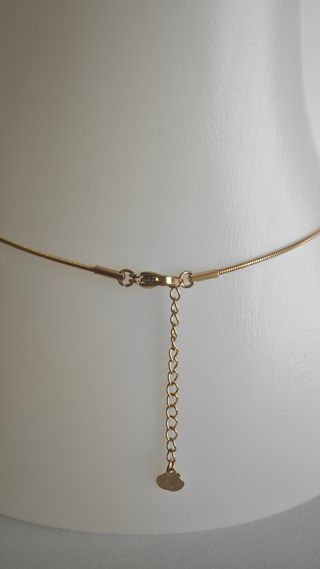 Cadena de acero con cascada dorada