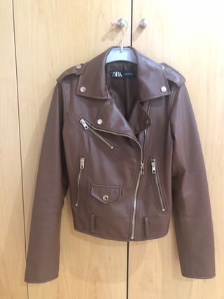 Cazadora efecto piel marrón Zara