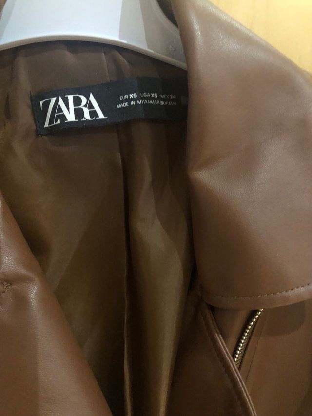 Cazadora efecto piel marrón Zara