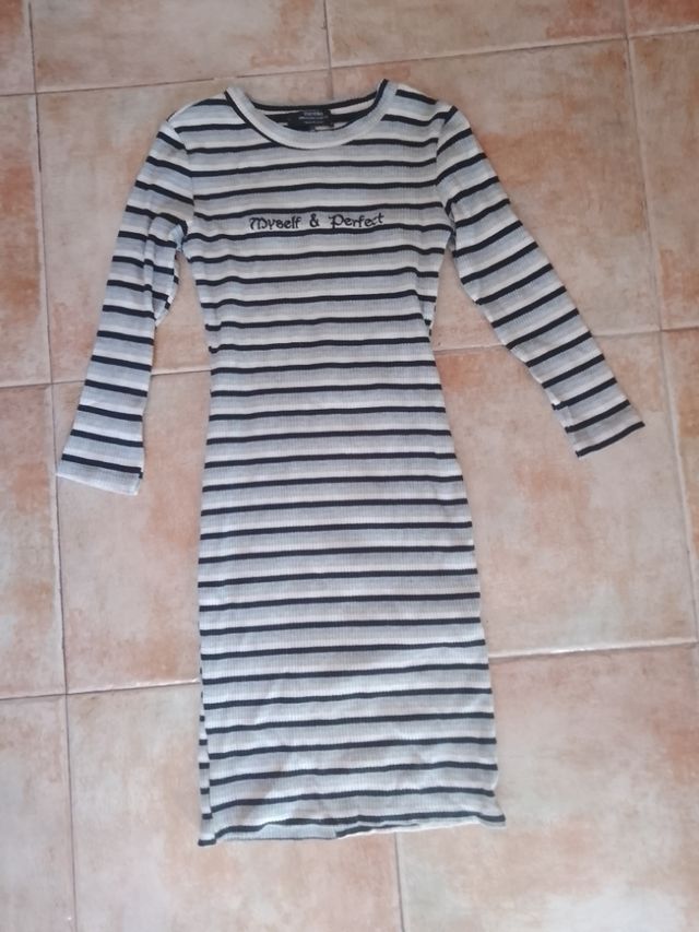 Vestido gris de rayas