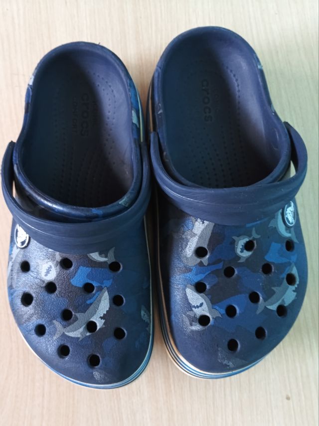 Crocs niño tiburón talla 30/31