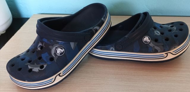 Crocs niño tiburón talla 30/31