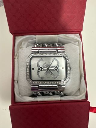 Reloj Guess Plateado con Detalles Brillantes