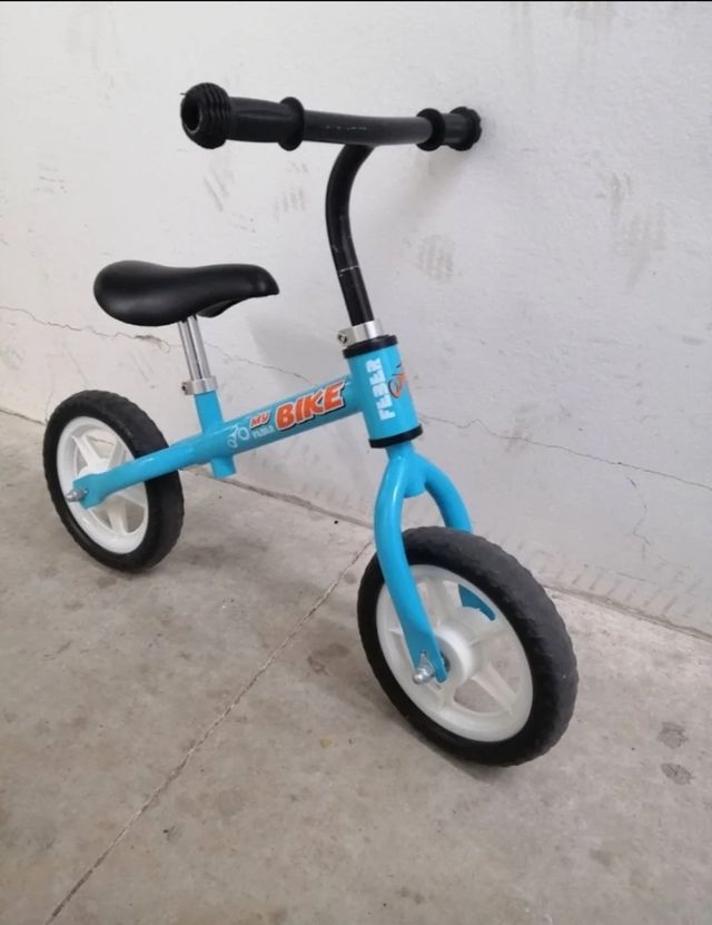 Bicicleta de equilibrio azul