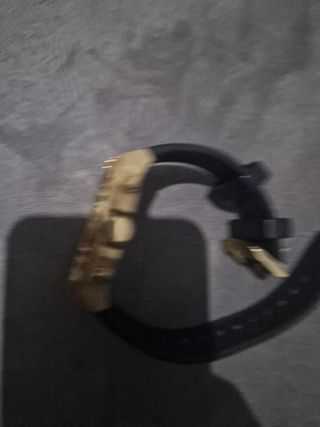 Reloj Guess Dorado y Negro