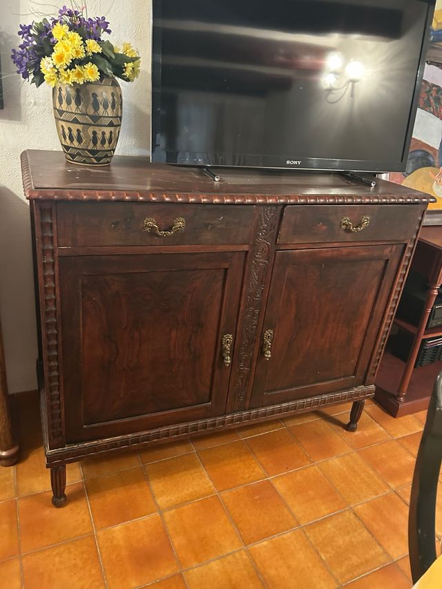 Mueble antiguo de madera