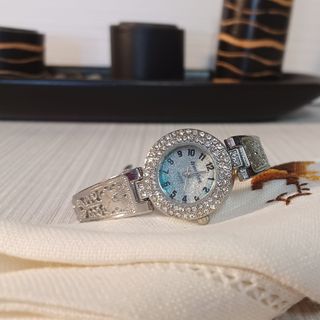 Reloj de pulsera plateado con pedrería