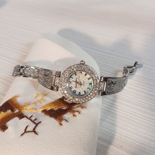 Reloj de pulsera plateado con pedrería