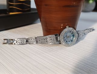 Reloj de pulsera plateado con pedrería