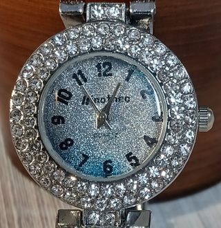 Reloj de pulsera plateado con pedrería