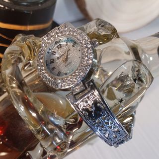 Reloj de pulsera plateado con pedrería
