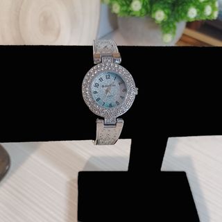 Reloj de pulsera plateado con pedrería