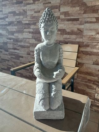Figura di Buddha in pietra grigia