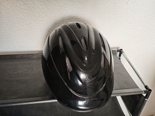 Conjunto de equitación: Casco, botas y pantalón.