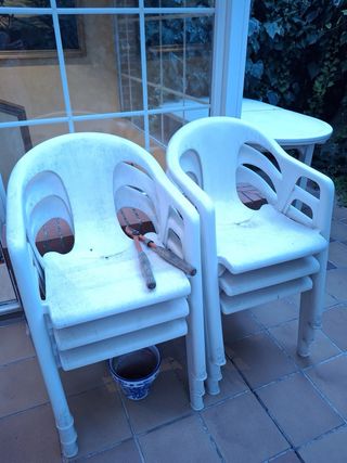 varias mesas y sillas de exterior URGE 