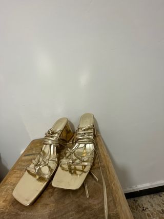 Sandalias doradas de tacón con tiras