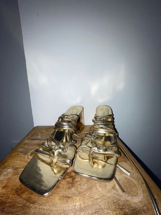 Sandalias doradas de tacón con tiras